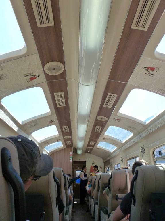 Um trem com direito à teto solar, entre Ollantaytambo e Aguas Calientes, no Peru